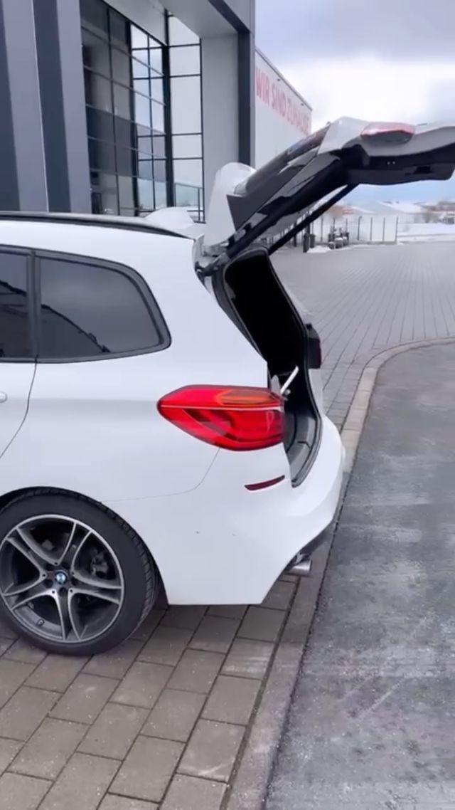 📌 Meine alte, neue Freiheit!

So kommt mein Roboter 🤖- Arm nach Vorne, damit ich den Rollstuhl einhängen kann und ich nicht mehr um das Auto herumhumpeln muss. 😉

Ok, das ist der typische Vorführeffekt, das Einhängen geht normalerweise schon viel schneller… 😉😂🤣

Auf jeden Fall ist das eine große Erleichterung für mich und ich bin jetzt wieder frei und mobil unterwegs!!! 

Der Arm wurde vom @zawatzky_mobilcenter eingebaut. I like it! 👌

#unbezahltewerbung 

Deine Christine gibt jetzt wieder Gas! 

Yeah! 🥳

Fährst du noch Auto 🚗? 

#wheelchairlife #wheelchair #rollstuhl #inklusion #rollstuhlleben #wheelchaircommunity #r11 #rollstuhlfahrer #multiplesklerose #mobility #disability #behinderung #reisenimrollstuhl #freiheit #freiheitsgefühl #inkluencer #car #auto #lebenmitbehinderung #rollstuhlfahrerin #rollstuhlverladehilfe