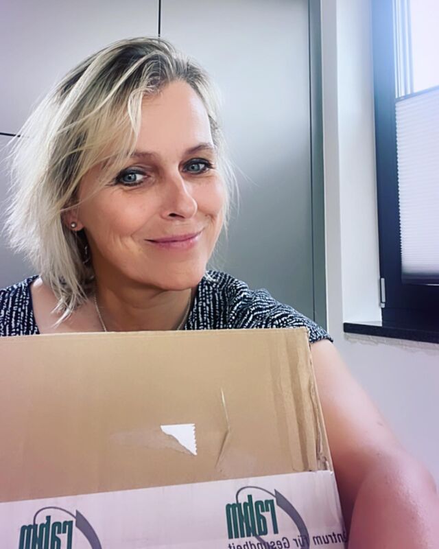 Werbung 

So sehen glückliche Molliisuit Besitzer aus ! 😉💕

Gestern kam der Anzug per Post 🏤 angeflogen. Sicher verpackt, mit meinen individuellen Daten versehen!

Danke an das @rahm.gmbh SANITÄTSHAUS. 🙏🍀❤️ 
Das hat ganz wunderbar funktioniert!

Da mir die Zeit wegrennt, meine Gesundheit sich stetig verschlechtert, habe ich mir den Anzug vorab selbst gekauft.

Das Klageverfahren beim Sozialgericht läuft weiter und zieht sich hin. Ich hoffe auf eine definitive Entscheidung zu meinen Gunsten. 😉

Wir werden sehen, drückt mir die Daumen. 👍 🍀

Übrigens, einige Krankenkassen genehmigen den Anzug sofort, ohne aufwendige Streitigkeiten vor Gericht durchführen zu müssen.

Es geht also langsam in die richtige Richtung! 😉👍
0
Wer hat ihn schon? Gab es Probleme bei der Beantragung? 
 
Ich freue mich über EURE Erfahrungen!

Einen schönen Tag wünscht,

Deine Christine! ❤️

#exopulsemolliisuit #molliisuit #ms #neurostimulation #msblogger #deinechristinems #msleben #msmutmacher #mswarrior #mskämpfer #hilfsmittel #happy #chronischkrank #behinderung #hilfsmittelversorgung #multiplesklerose