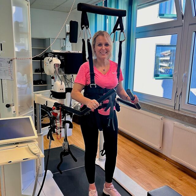 📌 Kurze Meldung von mir: 

Ich bin dann mal weg …. Wo? 

In der intensiv Therapie im @ambulanticum_bewegt .

Ein sehr sportliches Programm liegt in den nächsten 4 Wochen vor mir. 

Unter anderem habe ich täglich eine Trainingseinheit im Lokomaten. 

Ich liebe dieses Gerät jetzt schon und ich habe das Gefühl, ich kann laufen.
 
Mega cool 😎!!!

In den nächsten Wochen konzentriere ich mich vermehrt auf mich und meine Gesundheit, deshalb wird es hier weniger Content geben.

Habt eine gute Zeit, ich bin dann mal weg … 😉

Liebe Grüße, Deine Christine! ❤️

#lokomat #intensivreha #rehabilitation #reha #rehatime #ambulanticum #multiplesklerose #mskämpferin #lebenmitms #chronischkrank #nrw