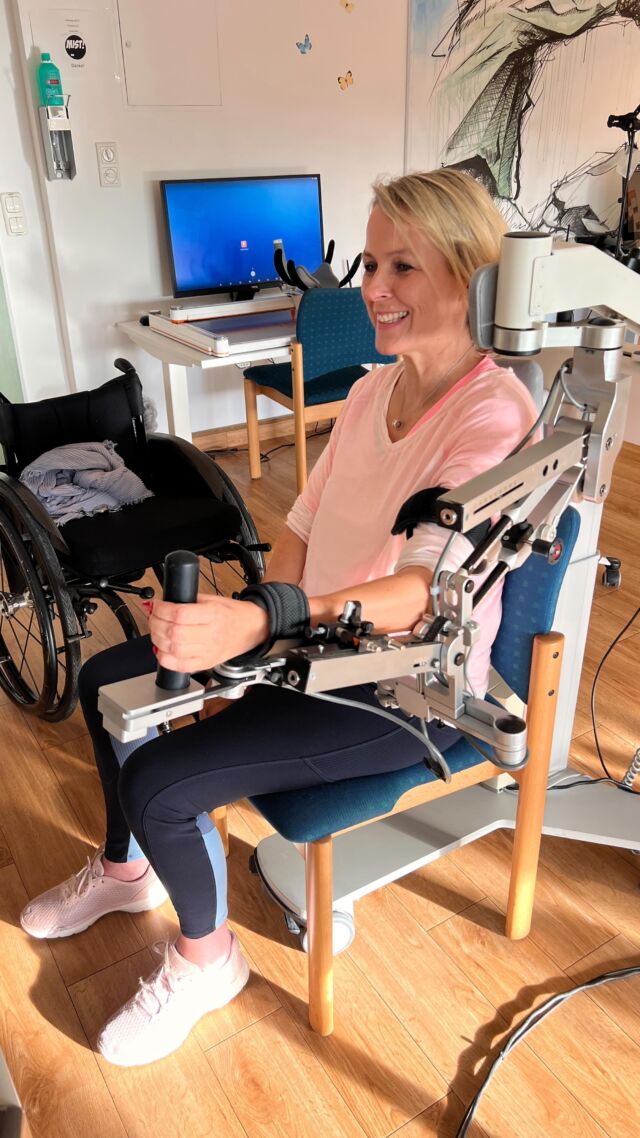 📌 So trainiere ich im @ambulanticum_bewegt  unter anderem meinen schwachen, linken Arm. 

Richtig cool und zielführend! 😎👍👍👍

Ich befinde mich jetzt im Endspurt der ersten vier Wochen … 

Liebe Grüße, bis die Tage, dann wieder ein wenig ausführlicher… 😉

Deine Christine! ❤️

#multiplesklerose #ergotherapie #ergo #therapie #multiplesklerosekämpfer #disabled #behindert #neurologie #msfighters #lebenmitbehinderung #ms #mslife #chronischkrank #gesundheit #armeospring